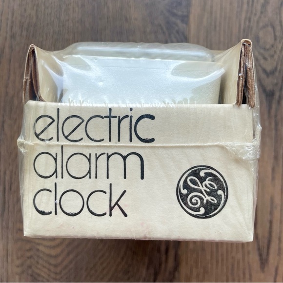 ***SOLD*** BNIB Vitage/Retro GE Electric Alarm Clock - Antique White - Picture 5 of 6
